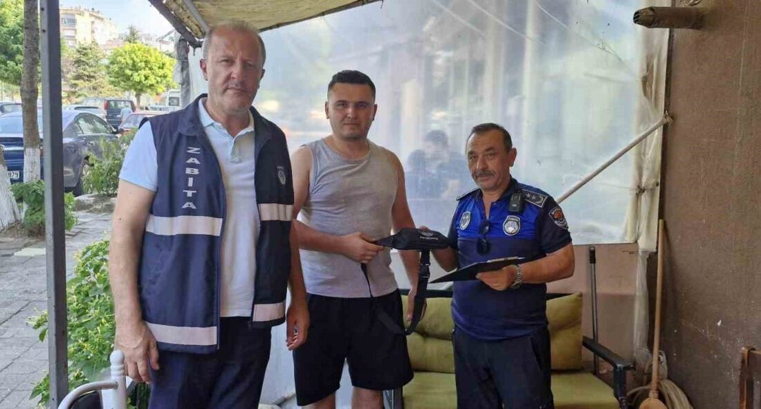 Samsun'un İlkadım Belediyesi zabıta ekipleri, Rasathane Mahallesi'nde buldukları para ve