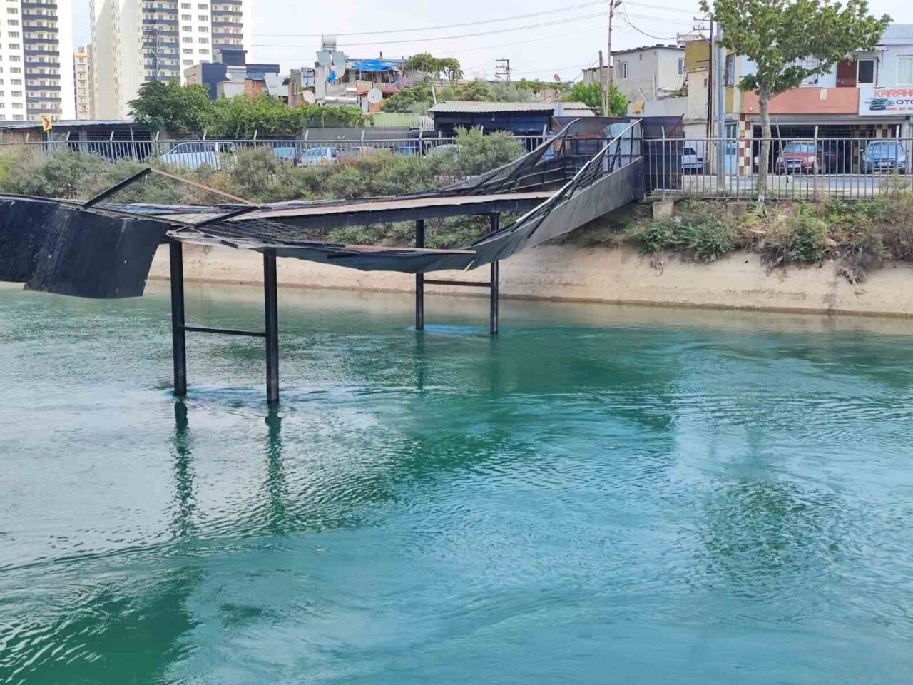 Adana'nın Yüreğir ilçesindeki köprü, dört ay önce onarılmak yerine kapatıldı.