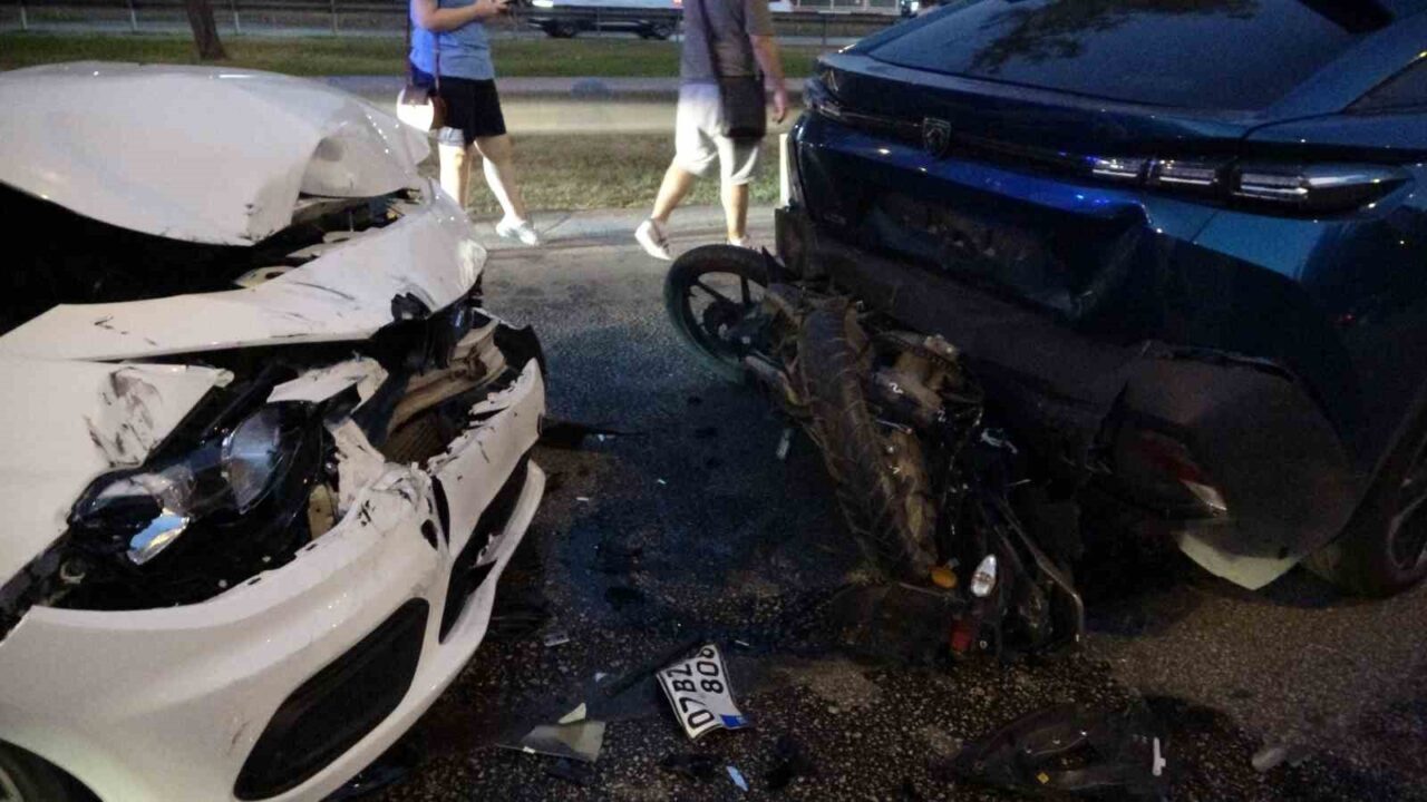 Antalya'da meydana gelen zincirleme trafik kazasında motosiklet sürücüsü 19 yaşındaki