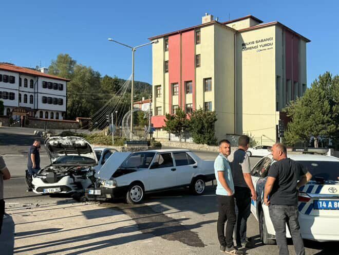 Bolu'nun Gerede ilçesinde D-100 kara yolundaki ışıklı kavşakta iki otomobilin