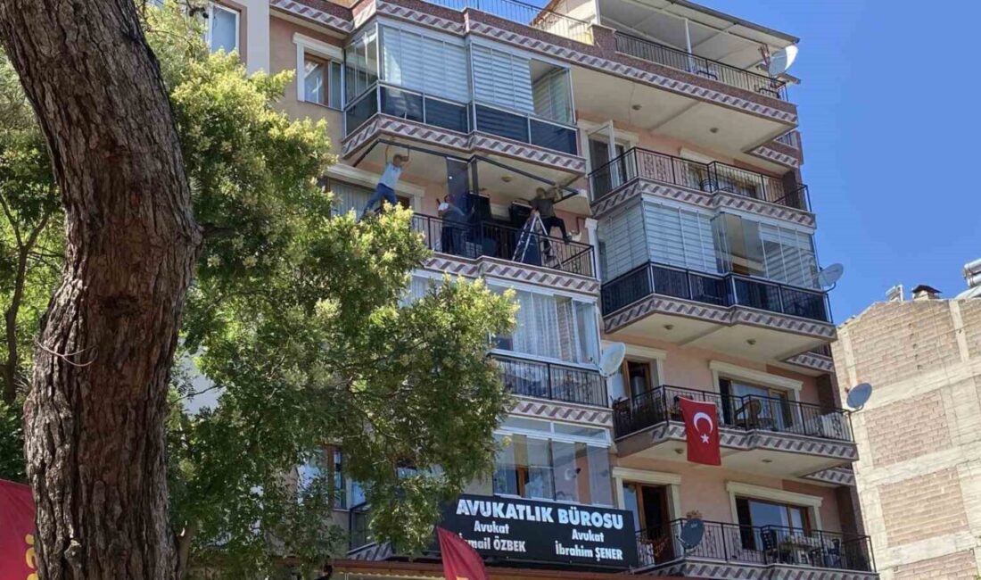 Burdur'da bir apartmanın 4. katındaki cam balkon montajı, güvenlik önlemi