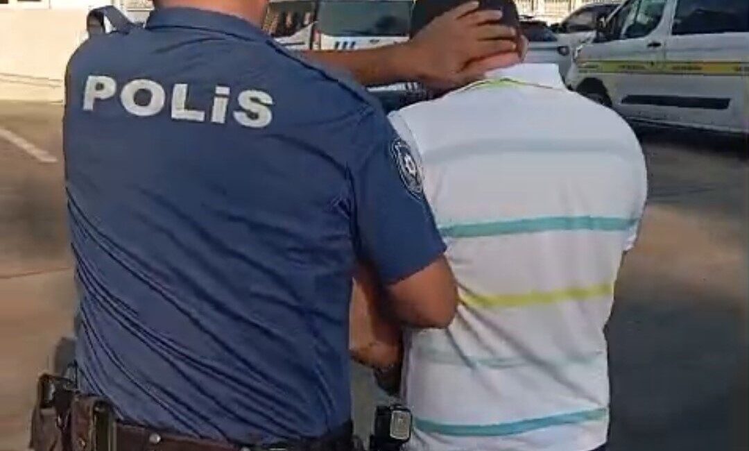 Adana'da Yüreğir İlçe Emniyet Müdürlüğü, iki firari hükümlüyü yakaladı. Umut
