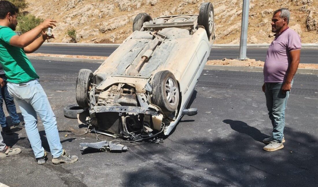 Adıyaman'da bir otomobil, sürücüsünün direksiyon hakimiyetini kaybetmesi sonucu takla attı