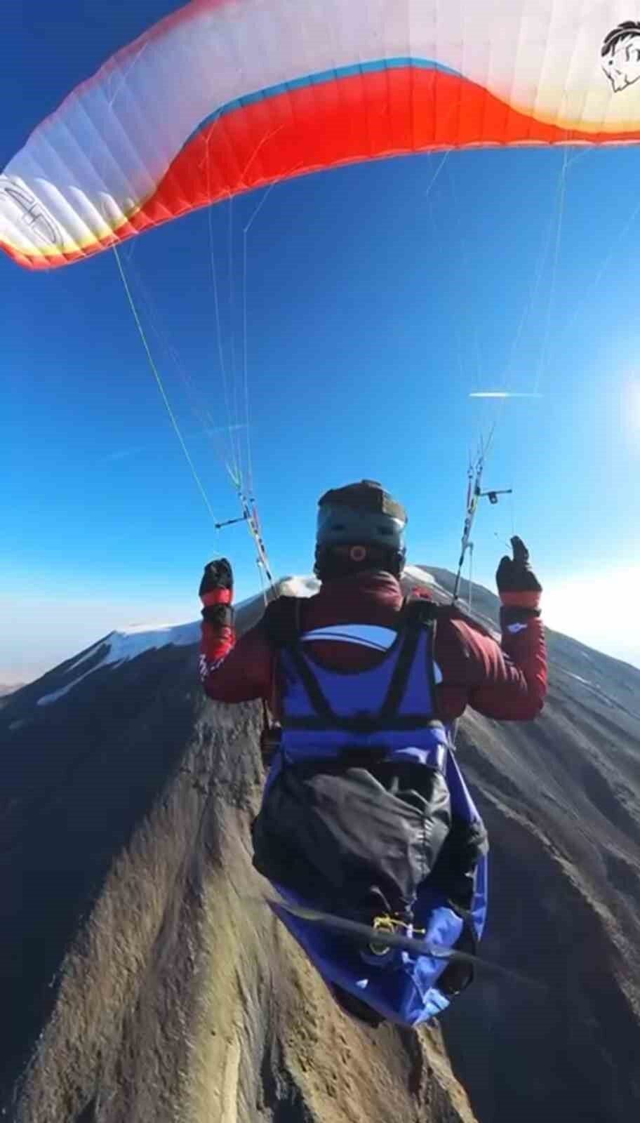 30 Ağustos Zafer Bayramı etkinlikleri kapsamında Ağrı'da toplanan 15 paramotor