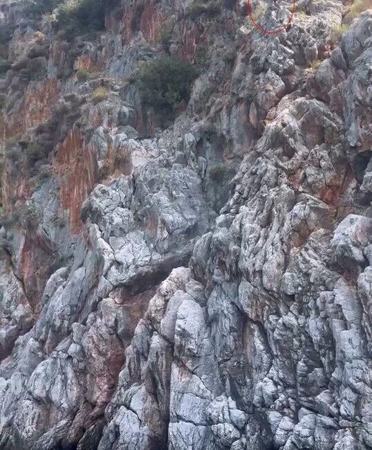 Alanya'da düzenlenen bir gösteride, bir çalışan yaklaşık 30 metre yükseklikten