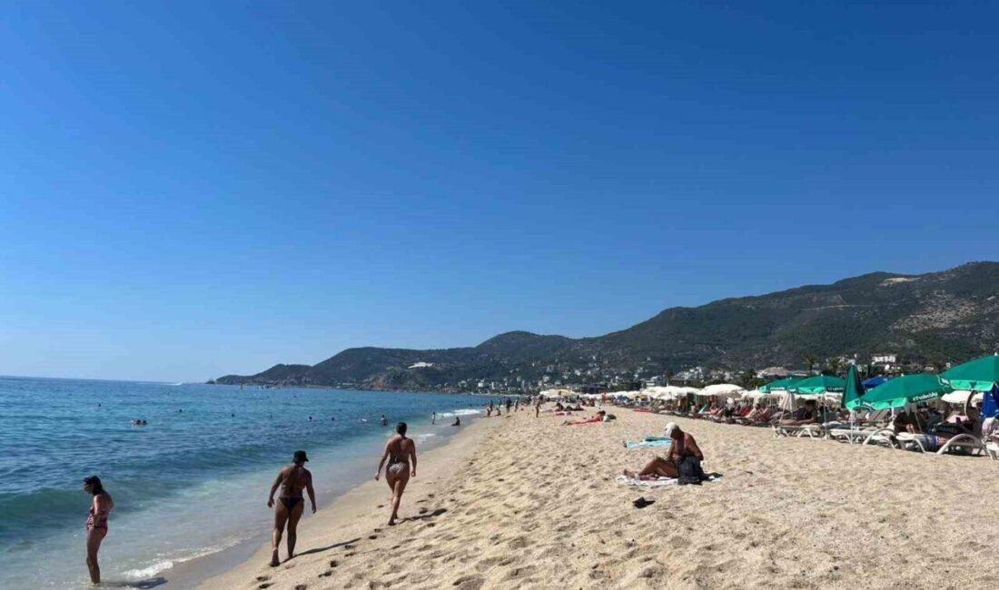 Alanya'nın Kleopatra Plajı, eylül ayında hava sıcaklığının 32 dereceye ulaşmasıyla