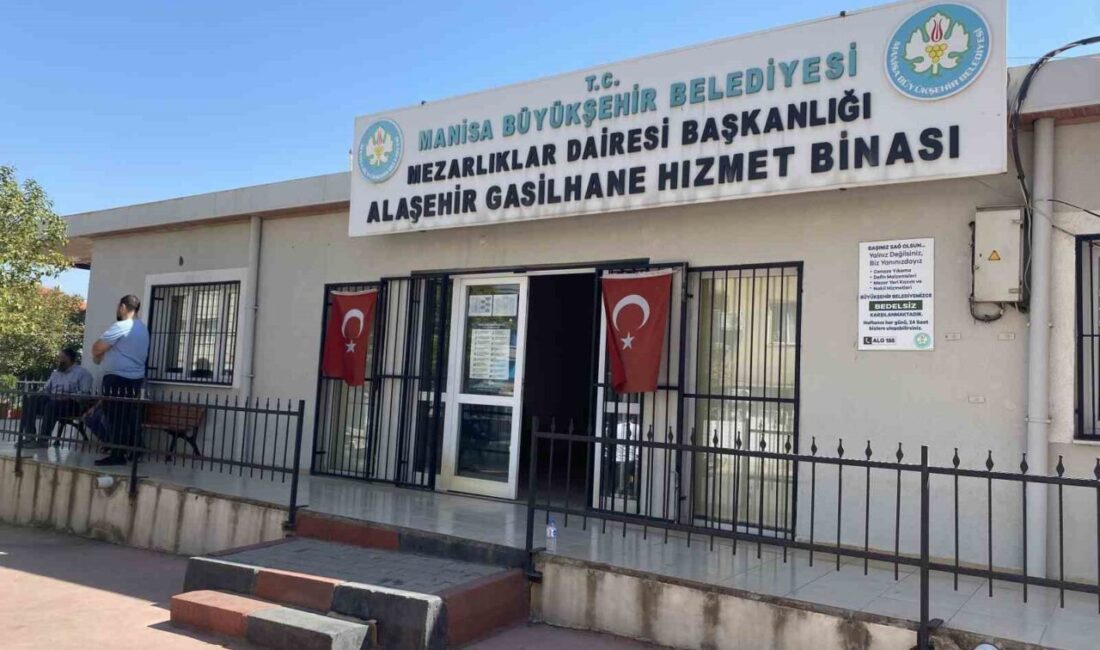 Manisa'nın Alaşehir ilçesinde, Günay Eraslan (54) evinin bahçesinde ağaç keserken