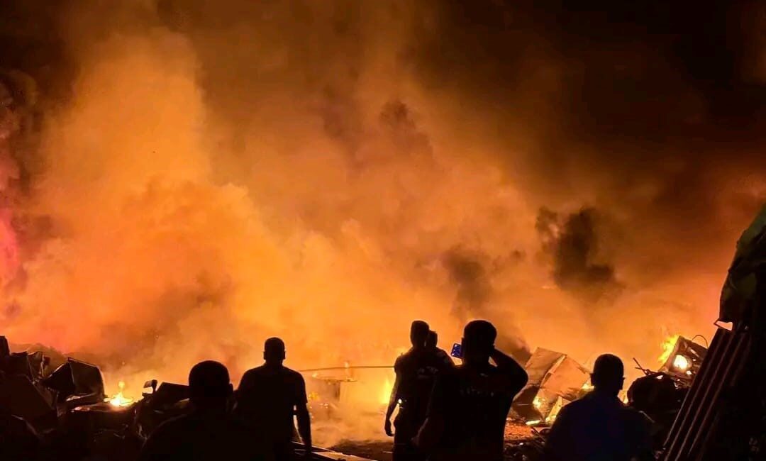 Hatay'ın Antakya ilçesinde, Küçükdalyan Mahallesi'ndeki bir hurdalık alanda çıkan yangın,