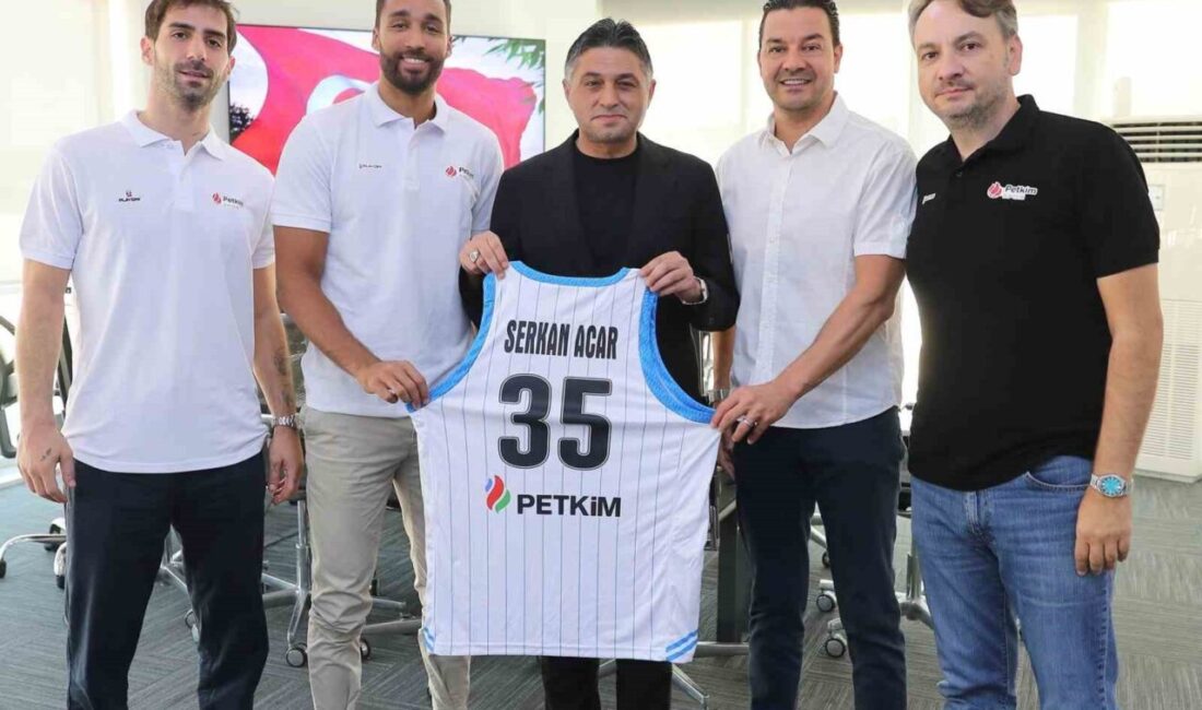 Aliağa Petkimspor'un Genel Menajeri Levent Türknas, Başantrenör Özhan Çıvgın ve