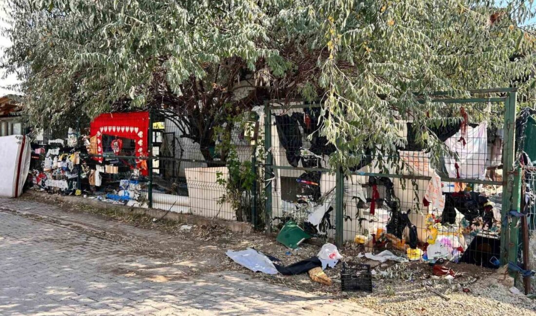 Ankara'nın Sincan ilçesinde bir evde biriken çöplerden yayılan kötü koku