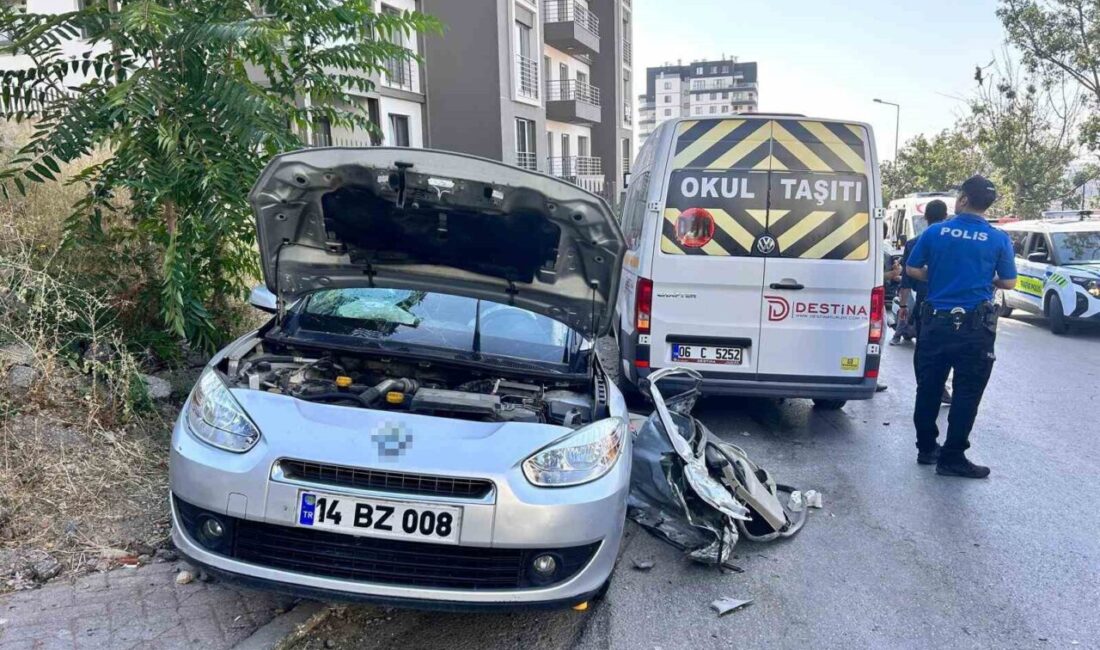 Ankara'nın Çankaya ilçesinde meydana gelen trafik kazasında, servis minibüsü ve