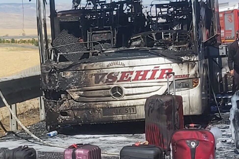 Ankara'nın Gölbaşı ilçesinde bir yolcu otobüsü, bilinmeyen bir nedenle seyir