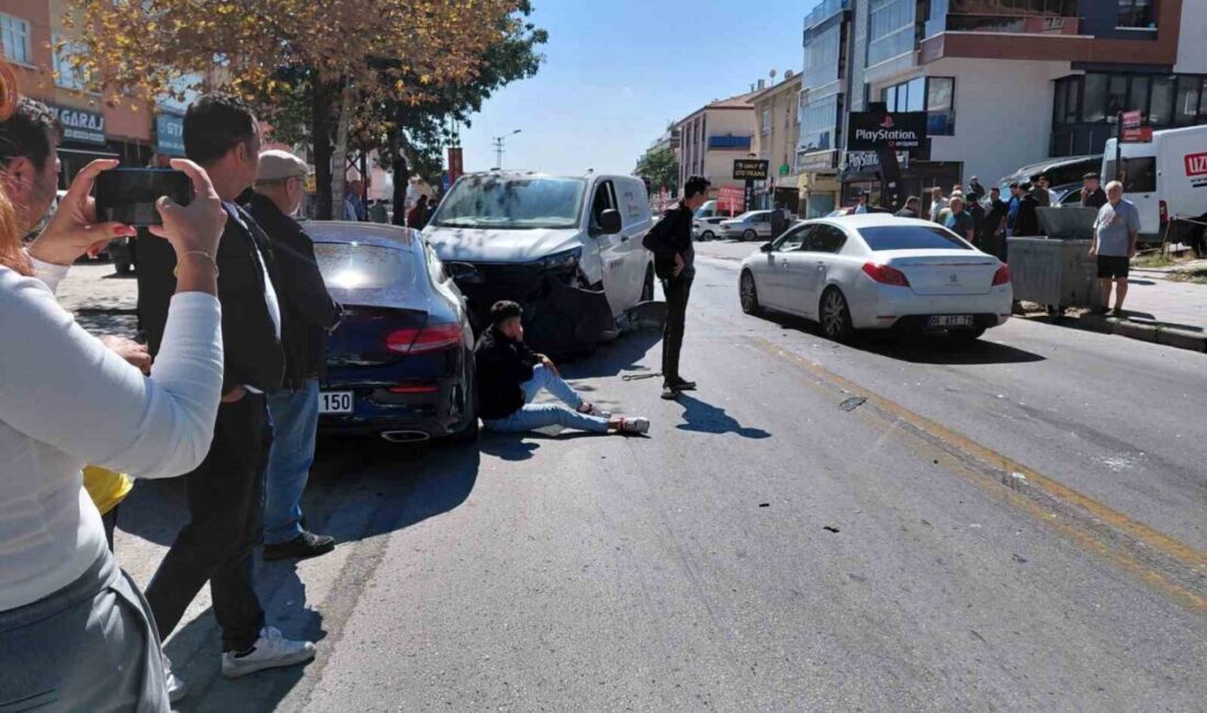 Ankara'nın Keçiören ilçesinde, ara sokaktan çıkan otomobilin sollama yapan ticari