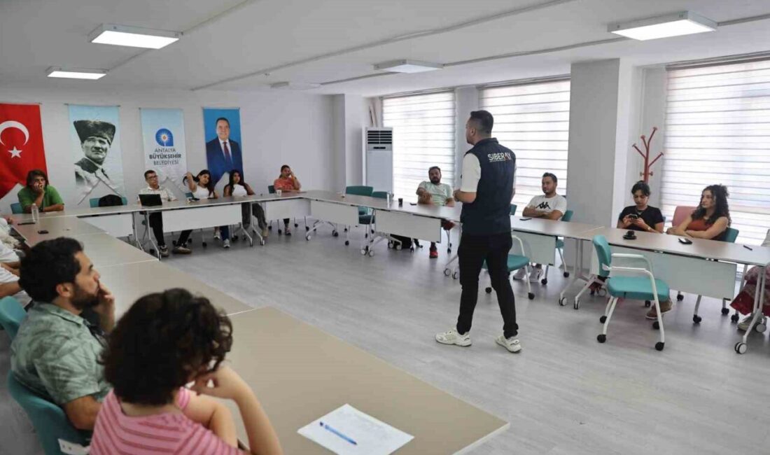 Antalya Büyükşehir Belediyesi'nde gerçekleştirilen eğitimde, Antalya İl Emniyet Müdürlüğü Adli