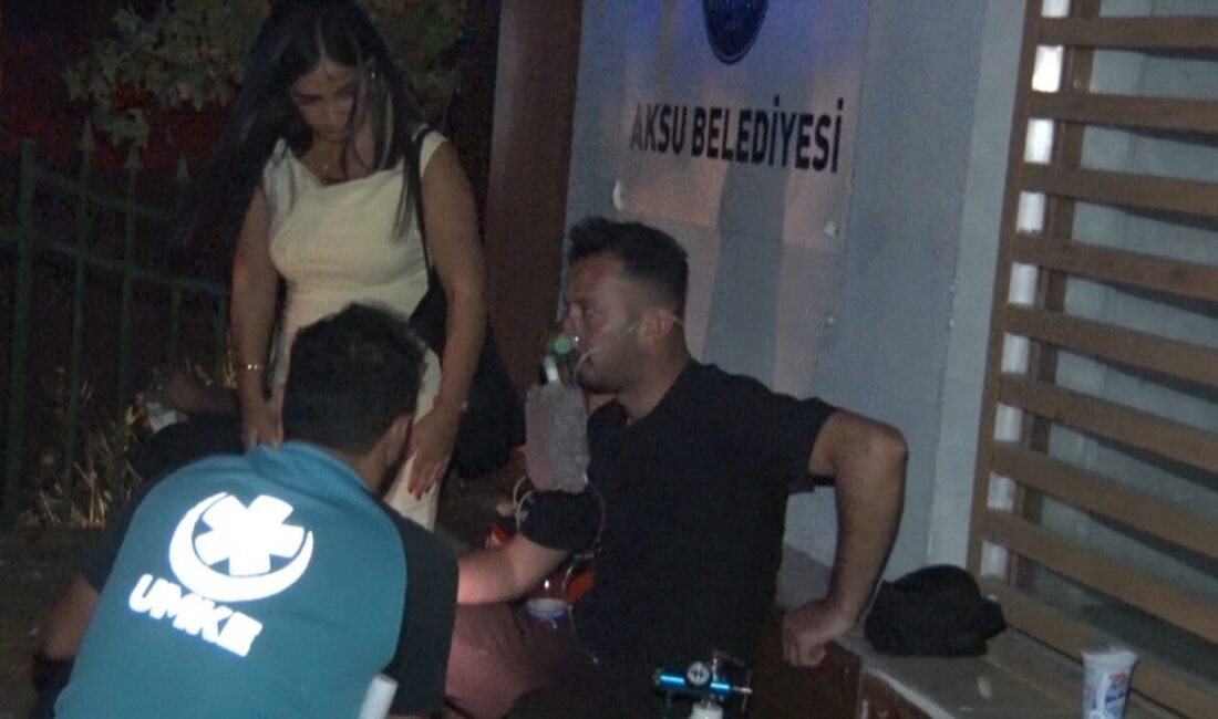 Antalya'nın Aksu ilçesinde, yerleşim alanına yakın sazlık alanda çıkan yangın,