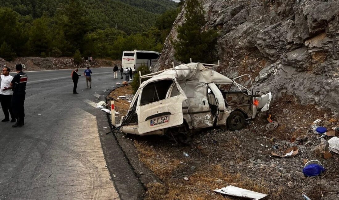 Antalya'nın Akseki ilçesinde yolcu otobüsü ile hafif ticari aracın çarpışması