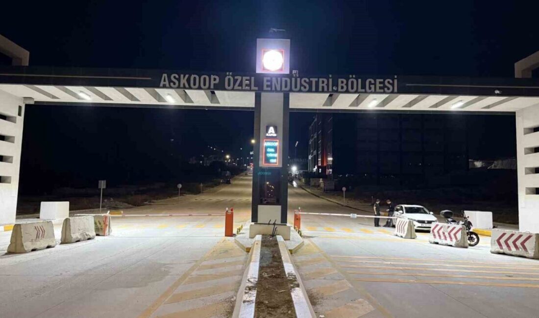 İstanbul Arnavutköy'de özel bir sanayi bölgesinde çıkan yangında, 2 akaryakıt
