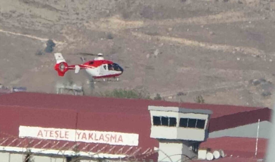 Erciş'te oksijen eksikliği yaşayan bir bebek, sağlık ekipleri tarafından helikopter