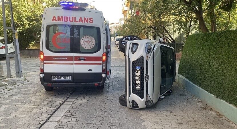 Ataşehir'de, direksiyon hakimiyetini kaybeden sürücünün kontrolündeki Hyundai marka otomobil devrildi.
