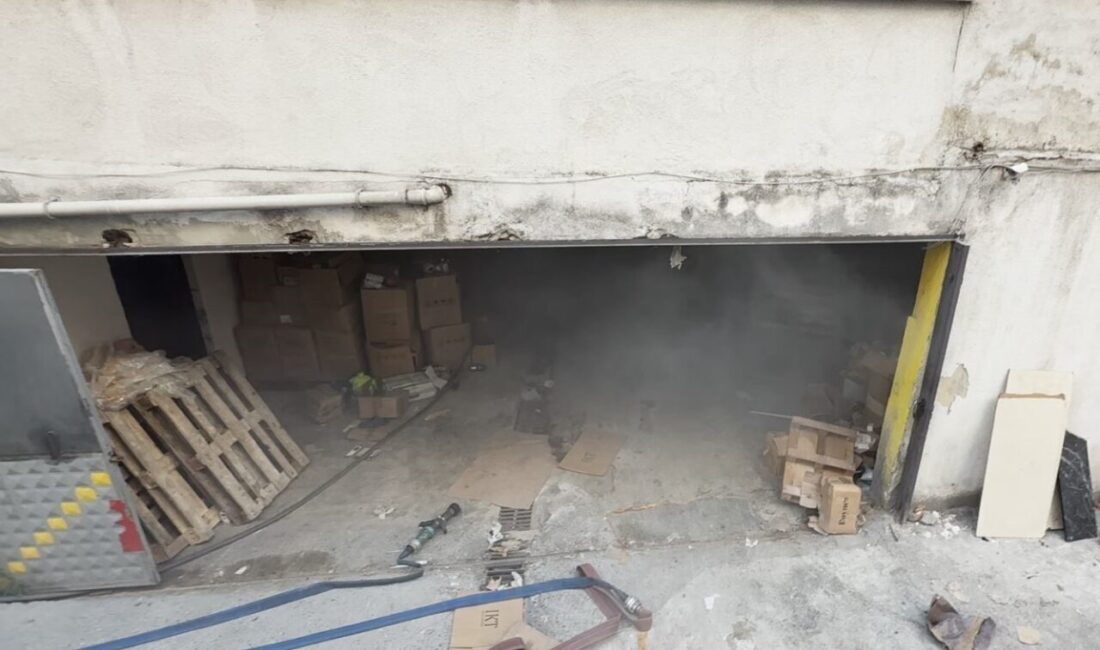 İstanbul Avcılar'da bir kozmetik deposunda çıkan yangın, saç boyalarının tepkimeye
