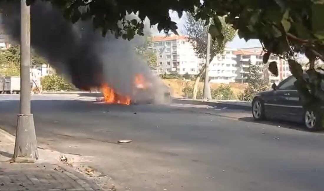 İstanbul Avcılar'da park halindeki bir otomobil bilinmeyen bir sebeple yangın
