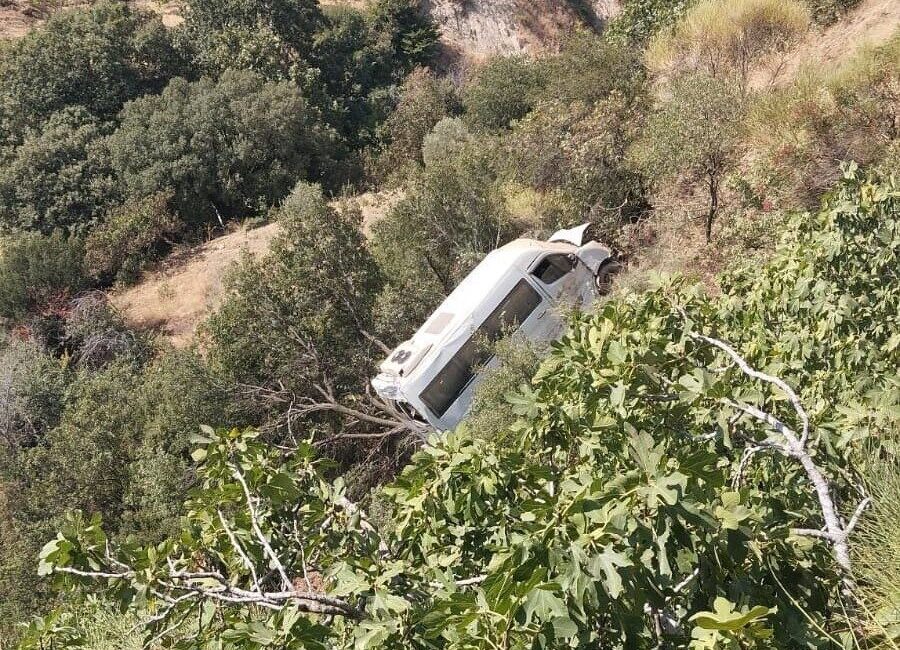 Aydın'ın Sultanhisar ilçesinde, yoldan çıkarak uçurumda sürüklenen okul minibüsünde şoför