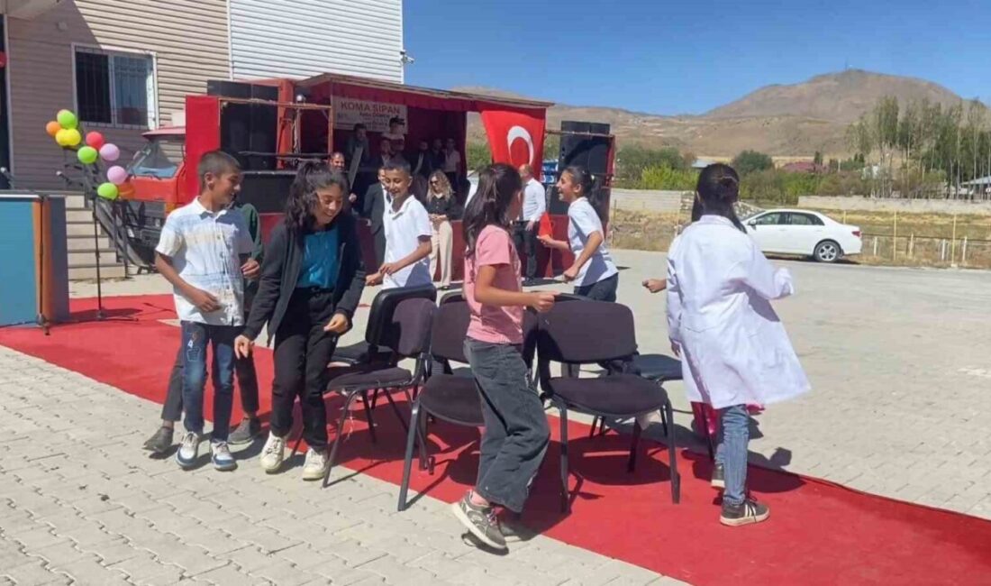 Bitlis'in Adilcevaz ilçesi Aydınlar beldesinde İlköğretim Haftası coşkuyla kutlandı. Aydınlar