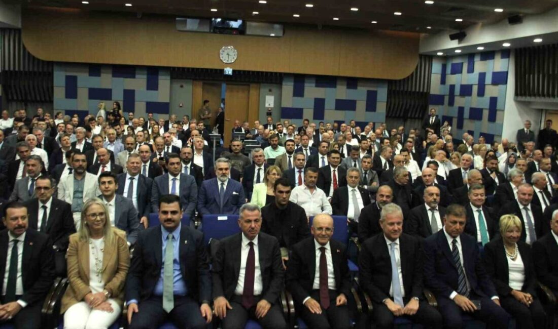 Hazine ve Maliye Bakanı Mehmet Şimşek, İzmir'de iş dünyasıyla bir