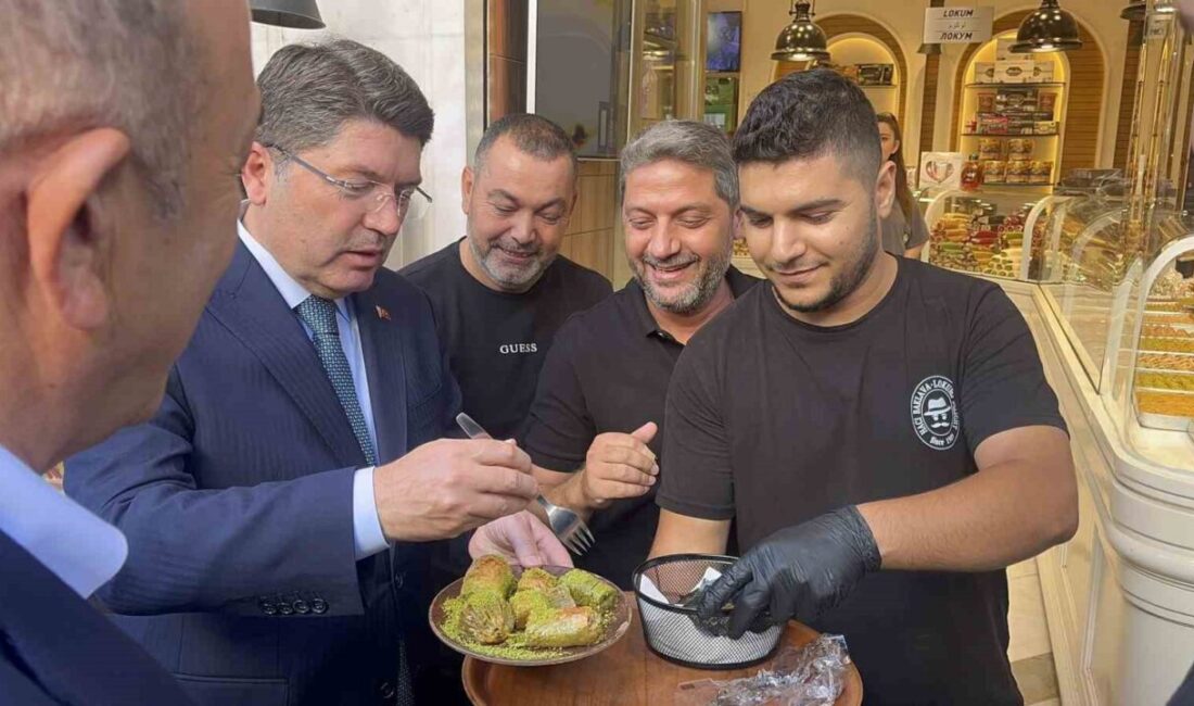 Adalet Bakanı Yılmaz Tunç, Antalya'da vatandaşlarla buluştu ve esnaflarla sohbet