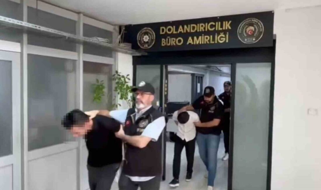 İzmir Cumhuriyet Başsavcılığı'nın koordinesinde düzenlenen operasyonda, banka görevlisi gibi davranarak