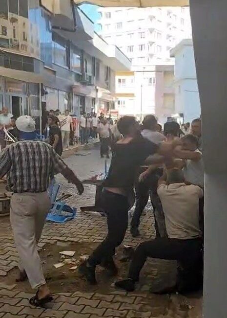 Batman’ın Kozluk ilçesinde iki grup arasında çıkan tartışma, taşlı ve