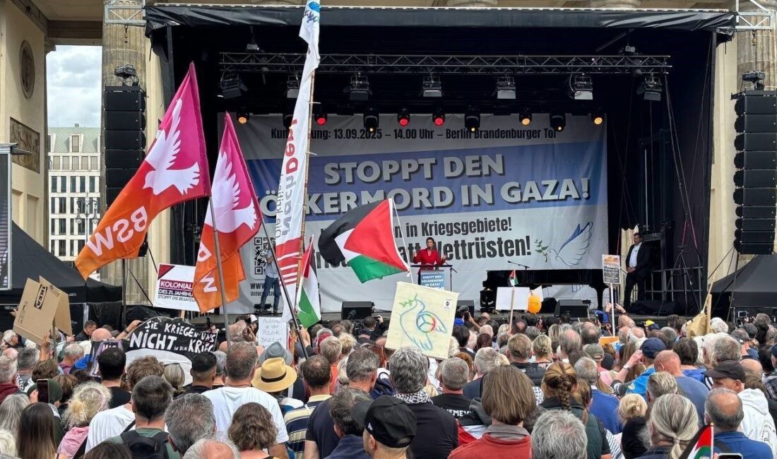 Berlin'de Brandenburg Kapısı önünde düzenlenen "Gazze’de Soykırımı Durdurun" gösterisine binlerce
