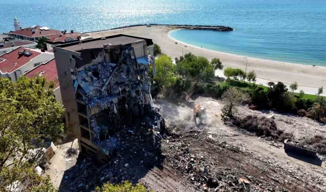 İstanbul’un Yeşilköy semtinde yer alan tarihi Çınar Otel'in yıkımına başlandı.