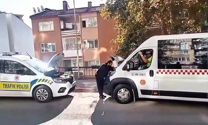 Bilecik'te polis ekipleri, arızalanan halk otobüsüne akü takviyesi yaparak sürücü