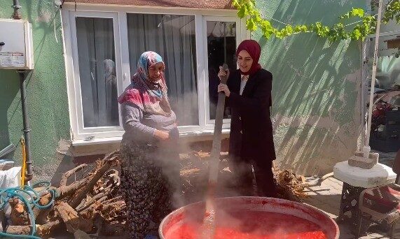 Gölpazarı Kaymakamı Feyza Nur Kılıç, ilçeye ait yöresel salçanın tanıtımını