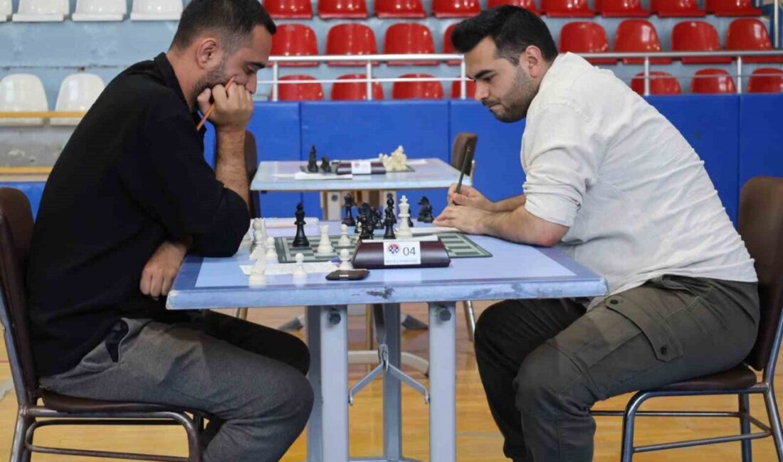 Bilecik Atatürk Spor Salonu'nda gerçekleştirilen Zafer Bayramı Satranç Turnuvası, çeşitli