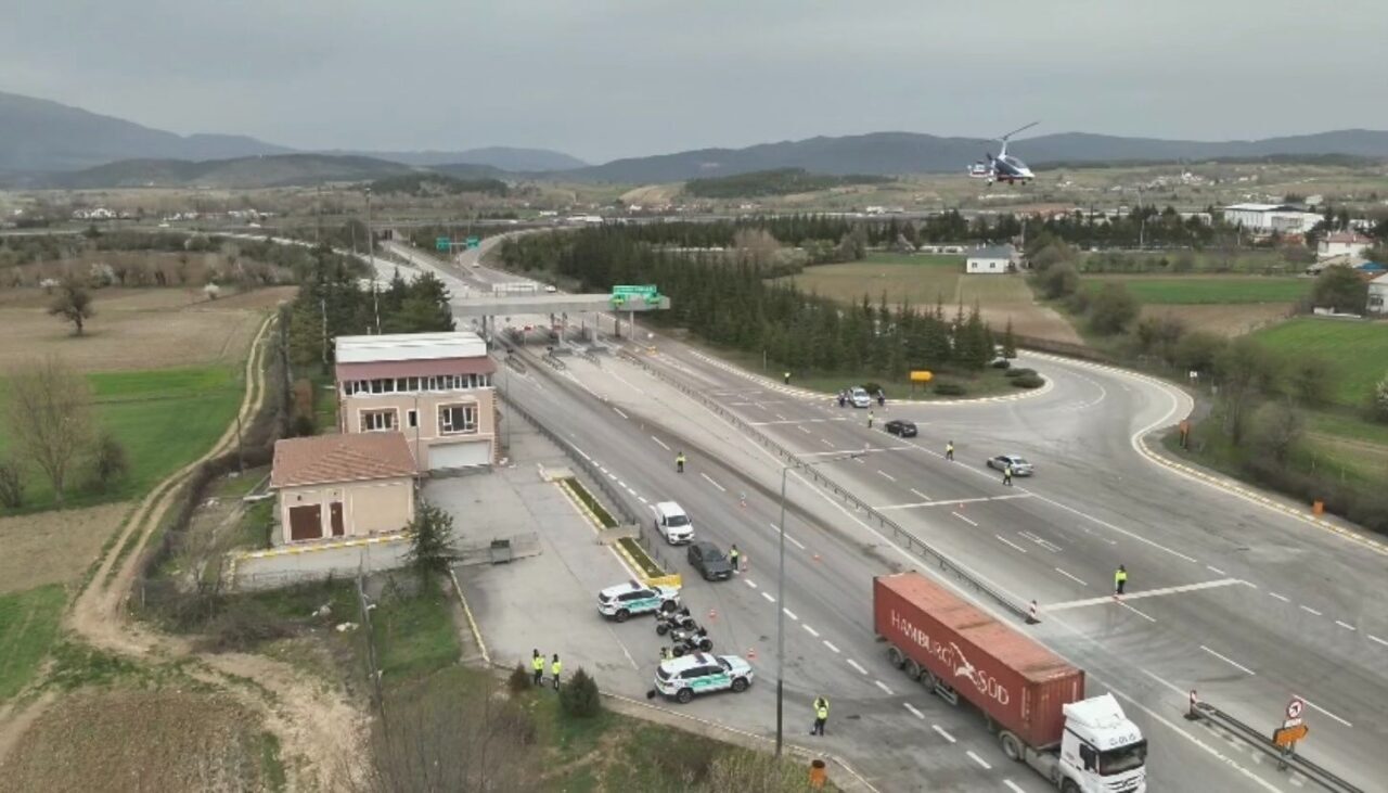Bolu İl Jandarma Komutanlığı, cayrokopter ile yapılan trafik denetimlerinde emniyet