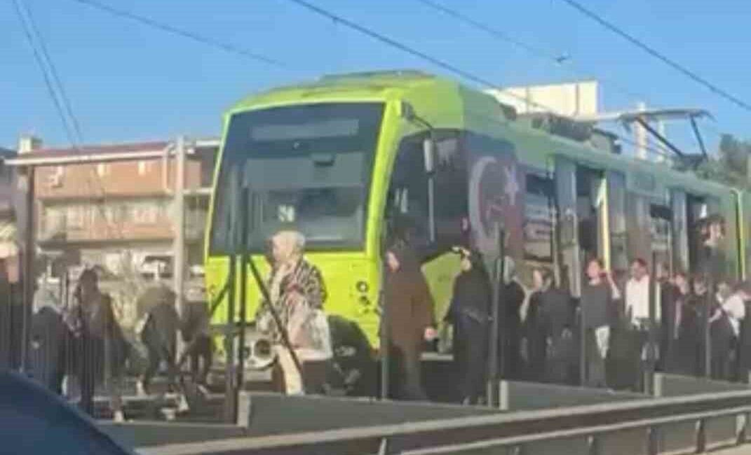 Bursa'da metro seferleri 17.15'te yaşanan elektrik kesintisi nedeniyle durdu. Yolcuların