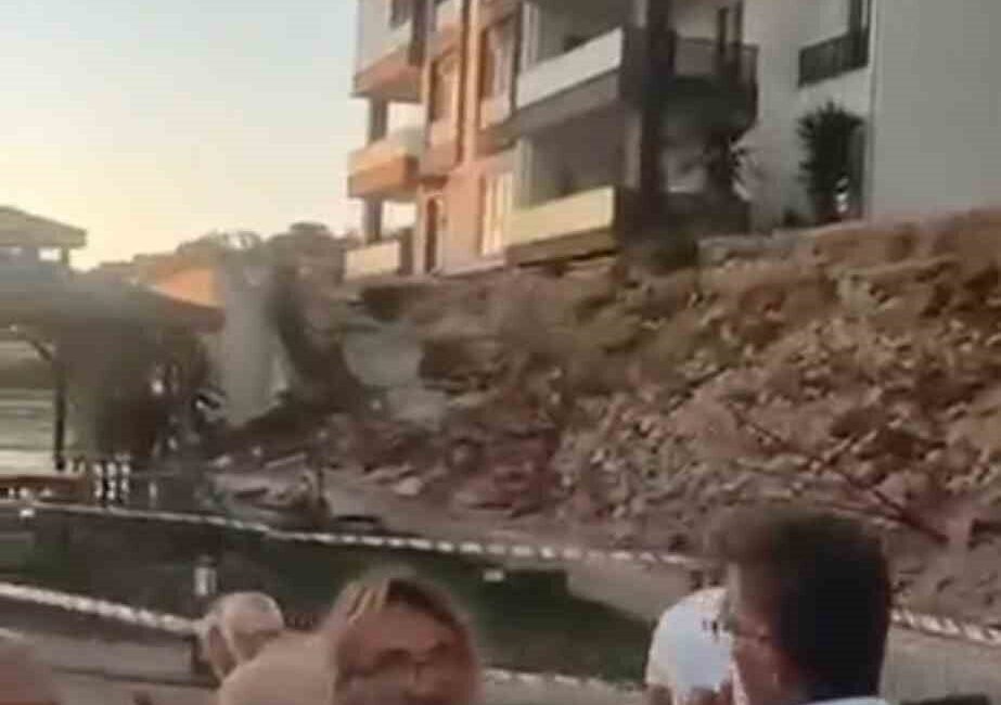 Bursa'nın Nilüfer ilçesinde Kızılcıklı Mahallesi'ndeki bir sitenin istinat duvarı çöktü.