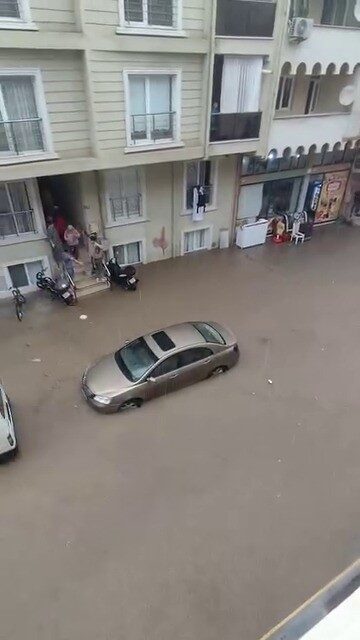 Bursa'nın Kestel ilçesinde aniden başlayan sağanak yağış, yaşamı olumsuz etkiledi.