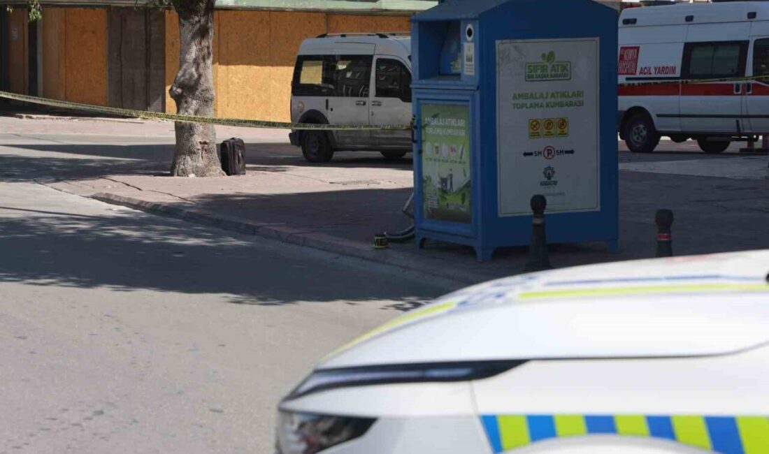 Konya'nın Karatay ilçesinde Ankara Caddesi'nde terkedilmiş bir valiz, polis ekiplerini
