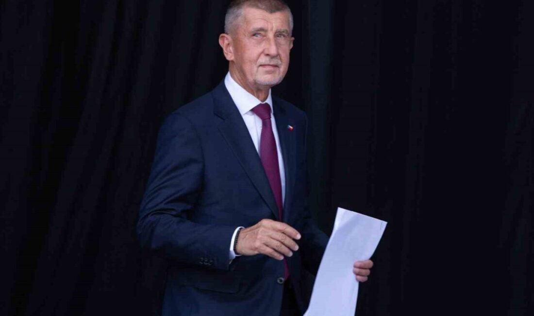 Çekya'nın eski Başbakanı Andrej Babis, seçim mitinginde koltuk değneğiyle saldırıya