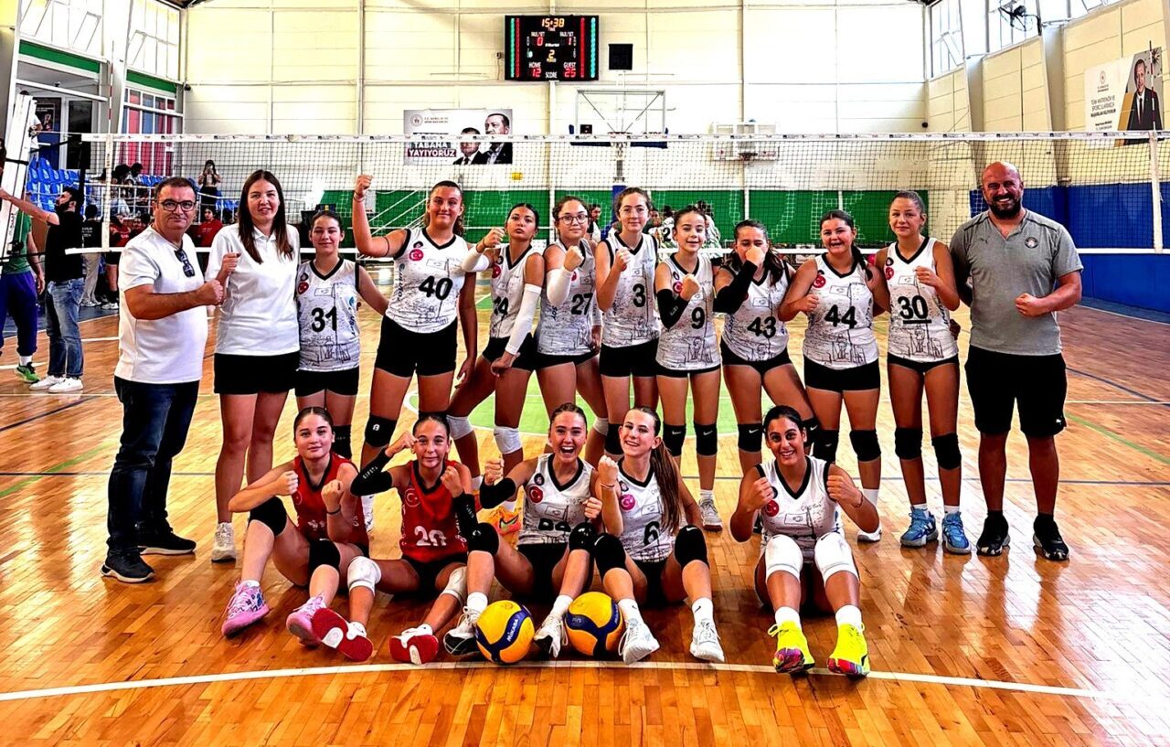 Çeşme Belediyespor Küçük Kızlar Voleybol Takımı, sezonu etkileyici bir başlangıçla