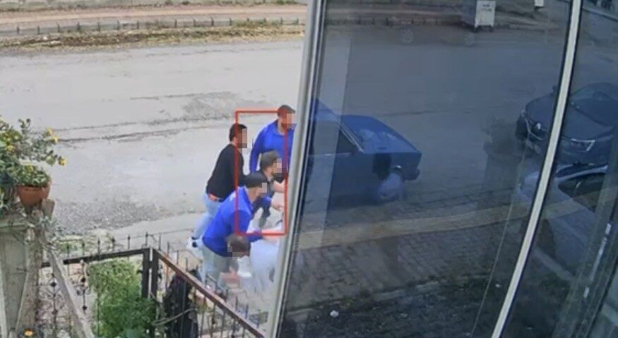 Samsun'un Atakum ilçesinde, çiçeklere çamaşır suyu dökme nedeniyle yaşanan saldırıda