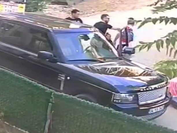 Kocaeli'nin Gebze ilçesinde, okul yolunda iki çocuğuyla yürüyen baba, süratli