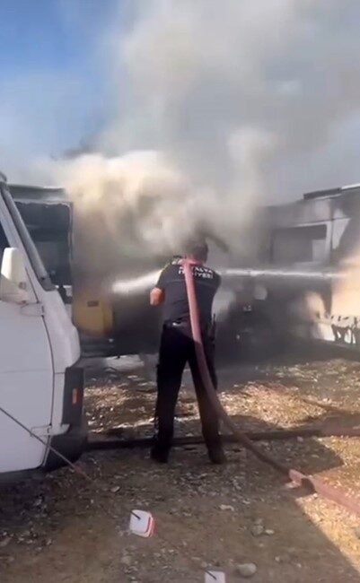 Antalya'nın Demre ilçesinde, park halindeki bir karavanda bilinmeyen bir nedenle