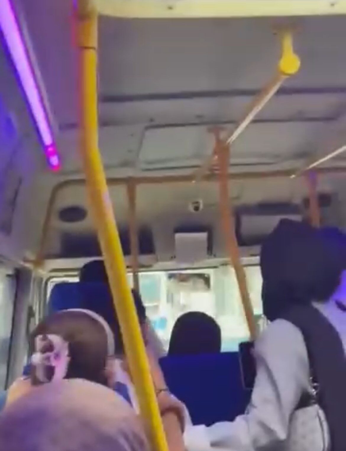 Bursa'nın Yıldırım ilçesinde bir minibüs sürücüsü, takip mesafesini ihlal edince