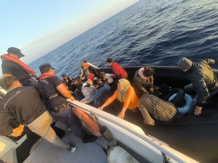 İzmir'de gerçekleştirilen iki operasyon sonucu, sahil güvenlik ekipleri toplam 58