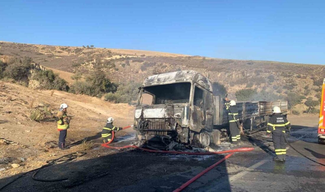 Hatay'ın Belen ilçesinde seyir halindeki bir tır aniden yanmaya başladı.