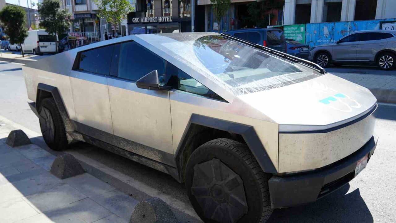 Şilili Alan Wurman ve Norveçli Eivind Gronning, nadir Tesla Cybertruck